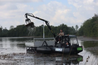  Amphibi’Ain  révolutionne l’arrachage de la jussie dans les étangs 